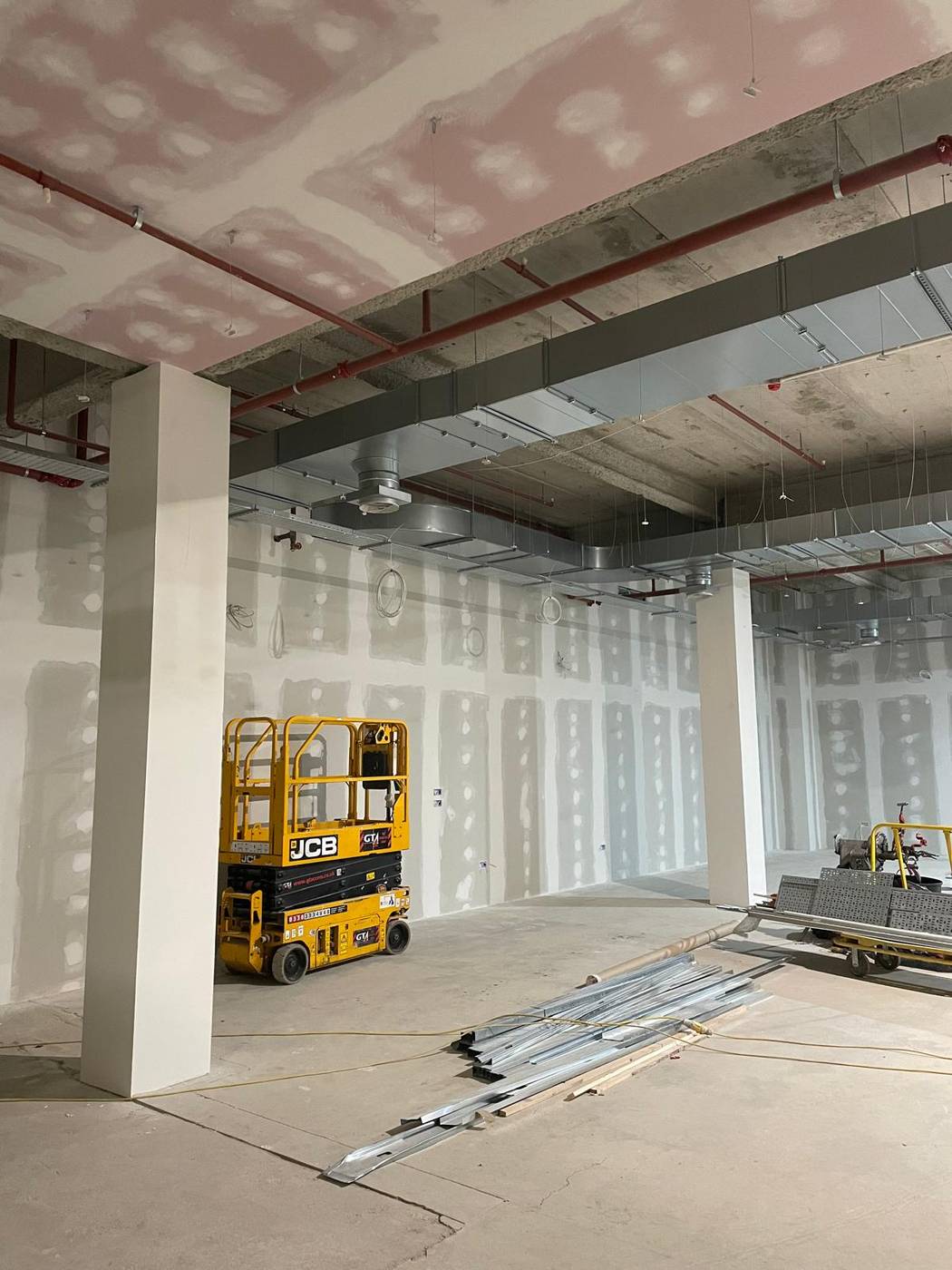 Large commercial floor with MF plasterboard ceiling and drylined columns